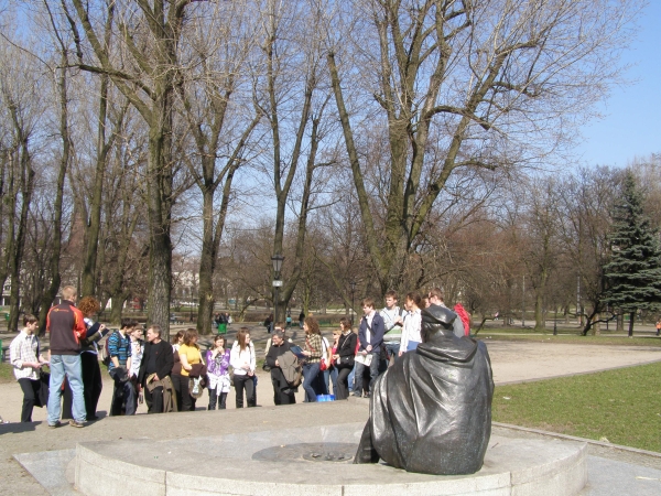 Przed pomnikiem Aleksandra Kamiskiego